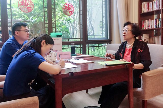 1528963614120438XEgX.jpg 學(xué)員陪伴長者1.jpg